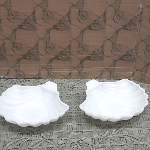 Set of 2 - Vintage Seashell Shaped Milk Glass Dishes w/ Curved Fingertip Handles - Picture 1 of 8